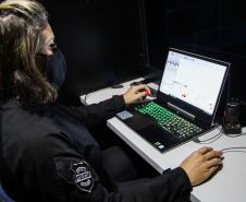 Policiais militares passam por instrução de tiro em caminhão de treinamento com simulador
