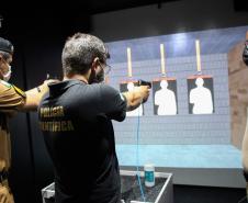 Policiais militares passam por instrução de tiro em caminhão de treinamento com simulador