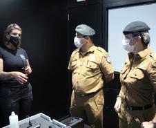 Policiais militares passam por instrução de tiro em caminhão de treinamento com simulador