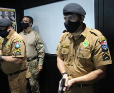 Policiais militares passam por instrução de tiro em caminhão de treinamento com simulador