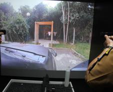 Policiais militares passam por instrução de tiro em caminhão de treinamento com simulador