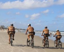 Patrulhamento com bicicletas aproxima policiais da população durante a temporada