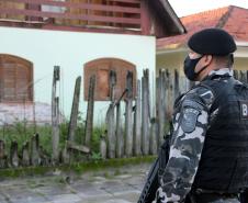 PM cumpre mandados judiciais no Litoral e encaminha dois homens por tráfico durante a Operação Vida