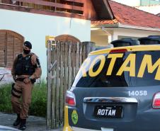 PM cumpre mandados judiciais no Litoral e encaminha dois homens por tráfico durante a Operação Vida