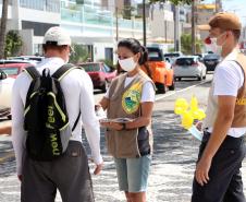 Durante blitz educativa, PM leva conscientização à população com abordagens educativas e lúdicas em Matinhos (PR)