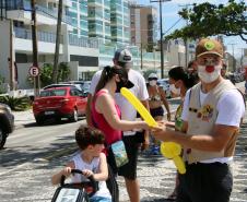 Durante blitz educativa, PM leva conscientização à população com abordagens educativas e lúdicas em Matinhos (PR)