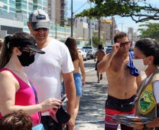 Durante blitz educativa, PM leva conscientização à população com abordagens educativas e lúdicas em Matinhos (PR)