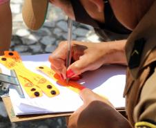 Durante blitz educativa, PM leva conscientização à população com abordagens educativas e lúdicas em Matinhos (PR)