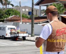 Durante blitz educativa, PM leva conscientização à população com abordagens educativas e lúdicas em Matinhos (PR)