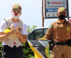 Durante blitz educativa, PM leva conscientização à população com abordagens educativas e lúdicas em Matinhos (PR)