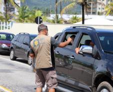 Durante blitz educativa, PM leva conscientização à população com abordagens educativas e lúdicas em Matinhos (PR)