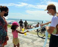 Durante blitz educativa, PM leva conscientização à população com abordagens educativas e lúdicas em Matinhos (PR)