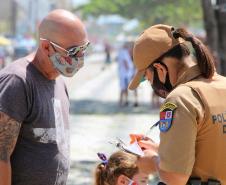 Durante blitz educativa, PM leva conscientização à população com abordagens educativas e lúdicas em Matinhos (PR)