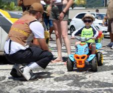 Durante blitz educativa, PM leva conscientização à população com abordagens educativas e lúdicas em Matinhos (PR)