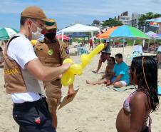 Durante blitz educativa, PM leva conscientização à população com abordagens educativas e lúdicas em Matinhos (PR)