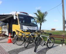 Patrulhamento com bicicletas aproxima policiais da população durante a temporada