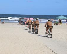 Patrulhamento com bicicletas aproxima policiais da população durante a temporada