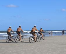 Patrulhamento com bicicletas aproxima policiais da população durante a temporada