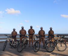 Patrulhamento com bicicletas aproxima policiais da população durante a temporada