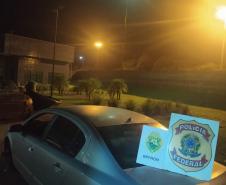 BPFron e PF apreende dois veículos carregados com cinco mil pacotes de cigarros contrabandeados em Guaíra (PR)