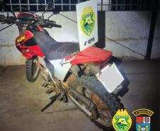 No Noroeste, PM prende cinco pessoas e apreende arma de fogo e motocicleta