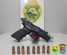 No Noroeste, PM prende cinco pessoas e apreende arma de fogo e motocicleta