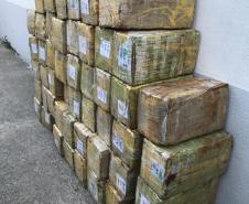 Caminhão com 985 quilos de maconha que seguia para Colombo (PR) é interceptado pelo BPRv na Rodovia da Uva