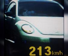 Durante fiscalização do BPRv no litoral, radar móvel flagra carro a 213km/h na rodovia Alexandra-Matinhos