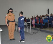 PM faz palestra sobre profissão policial militar no retorno às aulas em Maringá (PR)