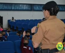 PM faz palestra sobre profissão policial militar no retorno às aulas em Maringá (PR)