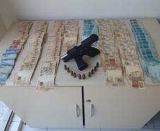 PM prende homem, apreende pistola e mais de R$ 7,4 mil em dinheiro em Paranaguá (PR)