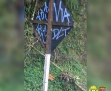 Durante Operação Vida, Polícia Rodoviária encaminha dois envolvidos por pichação em placas de sinalização em Morretes (PR)