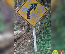 Durante Operação Vida, Polícia Rodoviária encaminha dois envolvidos por pichação em placas de sinalização em Morretes (PR)