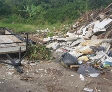 Polícia Ambiental combate descarte de resíduos a céu aberto e resgata aves silvestres no Litoral