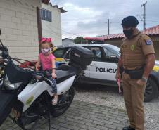Admiradora da PM vai com a família visitar unidade da PM em Fazenda Rio Grande, na RMC