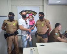 Admiradora da PM vai com a família visitar unidade da PM em Fazenda Rio Grande, na RMC