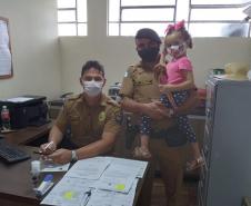 Admiradora da PM vai com a família visitar unidade da PM em Fazenda Rio Grande, na RMC