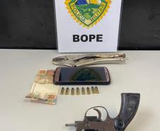 BOPE apreende arma de fogo e encaminha homem por envolvimento em roubo em Curitiba, na capital do estado