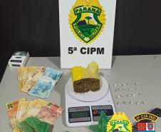 Cão policial da PM entrega esquema de suspeitos ao localizar crack escondido embaixo de uma pedra, em Cianorte (PR)