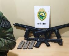 Polícia da Fronteira apreende três fuzis e diversos carregadores em ônibus de viagem, na cidade de Cascavel (PR)