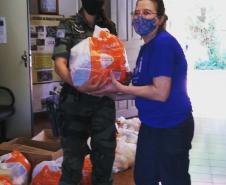 Polícia Ambiental e a sociedade civil organizada de Maringá (PR) doam 100 cestas básicas a famílias e entidades assistenciais
