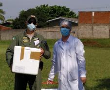 Aeronaves da PM levam vacinas e insumos para municípios do Interior do Paraná