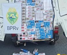 BPRv apreende carro carregado com 23 mil maços de cigarros contrabandeados em ação conjunta com a Receita Federal