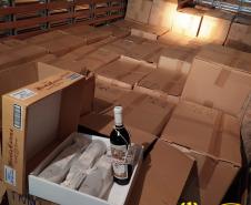 Duas mil garrafas de vinho contrabandeado da Argentina são apreendidas pela PM em São Jorge D’Oeste, no interior do estado