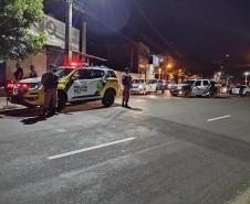 Policiais militares prestam orientações sobre o cumprimento do decreto governamental durante operação AIFU em Cianorte (PR)