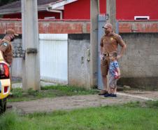 Menino admirador da PM recebe visita de policiais e ganha fardinha de presente de aniversário em Morretes (PR)