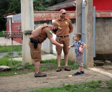 Menino admirador da PM recebe visita de policiais e ganha fardinha de presente de aniversário em Morretes (PR)