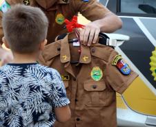 Menino admirador da PM recebe visita de policiais e ganha fardinha de presente de aniversário em Morretes (PR)