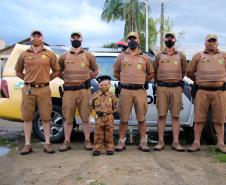 Menino admirador da PM recebe visita de policiais e ganha fardinha de presente de aniversário em Morretes (PR)