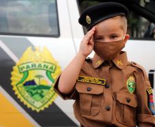 Menino admirador da PM recebe visita de policiais e ganha fardinha de presente de aniversário em Morretes (PR)